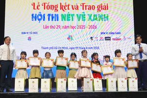 Các em học sinh Mầm non (bảng A) được trao giải nhất và giải nhì thể loại vẽ tranh trên giấy A3. Ảnh: THÚY BÌNH