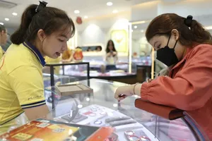 Giá vàng trong nước sáng nay giảm theo giá vàng thế giới. Ảnh: NHUNG NGUYỄN