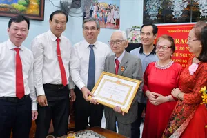 Đồng chí Nguyễn Phước Lộc trao Huy hiệu 80 năm tuổi Đảng cho đồng chí Nguyễn Xuân Lanh