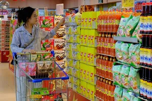 Người tiêu dùng lựa chọn thực phẩm thiết yếu tại hệ thống Saigon Co.op trong chương trình mua sắm hàng Việt dịp Quốc khánh 2-9. Ảnh: MINH XUÂN