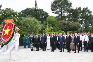 Bí thư Thành ủy TPHCM Trần Lưu Quang và đoàn đại biểu dâng hương tưởng nhớ Anh hùng liệt sĩ