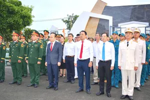 Đoàn đại biểu dâng hương, dâng hoa tại Nghĩa trang Liệt sĩ Rừng Sác. Ảnh: T.L.