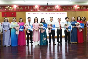 Sở GD-ĐT TPHCM trao các quyết định điều động, bổ nhiệm viên chức quản lý đối với các phòng, ban trực thuộc Sở GD-ĐT và hiệu trưởng các đơn vị trường học