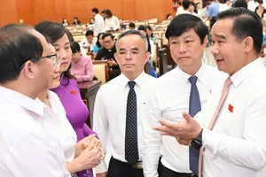 Các đồng chí lãnh đạo TPHCM và các đại biểu trao đổi tại kỳ họp thứ 4 HĐND TPHCM khóa XI