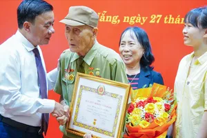 Thường trực Ban Bí thư Trần Cẩm Tú trao Huy hiệu 80 năm tuổi Đảng tại Đà Nẵng