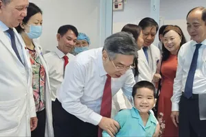 Phó Bí thư Thành ủy TPHCM Nguyễn Phước Lộc thăm bệnh nhi điều trị tại Bệnh viện Tai Mũi Họng TPHCM