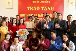 Lâm Đồng: Trao Huy hiệu 80 năm tuổi Đảng đến đảng viên Lê Thị Dục