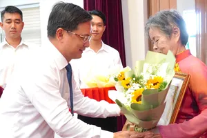Đồng chí Nguyễn Mạnh Cường trao Huy hiệu Đảng đến các đảng viên