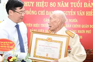 Phó Bí thư Thường trực Thành ủy TPHCM Lê Quốc Phong trao Huy hiệu 80 năm tuổi Đảng 