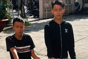 Hai thanh niên cướp điện thoại của cụ bà bị bắt sau 9 giờ truy xét
