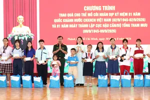 Trao quà từ chương trình "Vòng tay yêu thương" đến trẻ mồ côi