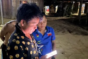 Điện sáng, sóng đầy ở thôn biệt lập Au'r 