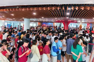 Ngay từ sáng sớm 2-9, đông đảo người dân và du khách đã xếp hàng tại Công viên APEC để chờ trải nghiệm chương trình. Ảnh: XUÂN QUỲNH