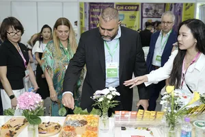 Doanh nghiệp Việt giới thiệu sản phẩm với các đối tác, nhà mua hàng tại Vietnam International Sourcing 2026. Ảnh: MINH XUÂN