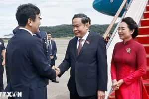 Chủ tịch Nhóm Nghị sĩ Hữu nghị Hàn Quốc – Việt Nam Moon Jin-seok đón Chủ tịch Quốc hội Trần Thanh Mẫn và Phu nhân tại sân bay Seongnam, Seoul. Ảnh: TTXVN