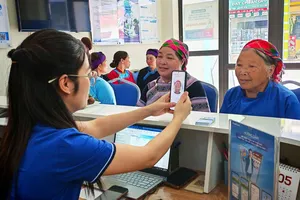 Người dân thực hiện xác thực thông tin thuê bao ở điểm giao dịch VinaPhone/VNPT xã Bắc Hà, tỉnh Lào Cai (ẢNH: TRẦN LƯU)