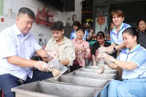 Tiệm cơm xoay vòng, lan tỏa yêu thương