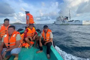 Các ngư dân được tàu Cảnh sát biển Việt Nam đưa về đảo Phú Quý