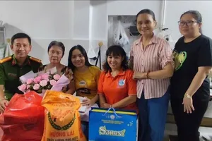 Cụ bà nhặt ve chai trả lại 19 món nữ trang bằng vàng