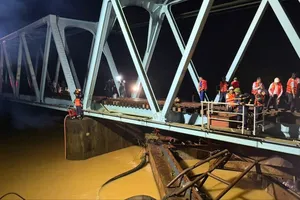 Quảng Trị: Khẩn cấp xử lý 3 sà lan trôi dạt, đâm cầu đường sắt Mỹ Chánh