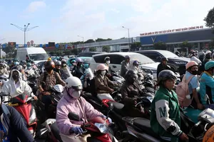 Đường Trường Chinh ùn tắc giao thông kéo dài do rào chắn thi công
