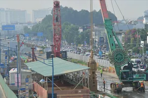 Đường Trường Chinh ùn tắc giao thông kéo dài do rào chắn thi công
