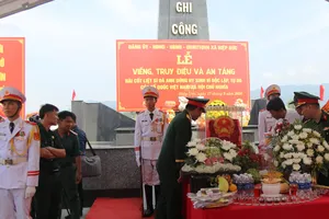 Đà Nẵng tổ chức lễ truy điệu và an táng hài cốt 17 liệt sĩ. Ảnh: NGUYỄN CƯỜNG