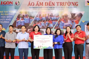 Trao hơi ấm, gửi trọn tình thương cho trò nghèo