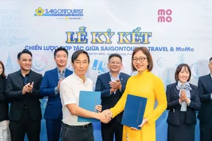 Đại diện MoMo và Saigontourist Travel ký kết hợp tác