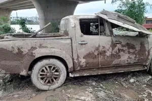 Chiếc ô tô được trục vớt lên bờ để phục vụ công tác điều tra. Ảnh: TRUNG HOÀNG
