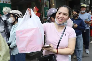 Xếp hàng cả tiếng chờ mua bánh Trung thu ở Hà Nội