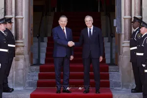 Tổng Bí thư, Chủ tịch nước Tô Lâm và Thủ tướng Canada Mark Carney chụp ảnh chung, sáng 24-9 (giờ địa phương). Ảnh: TTXVN