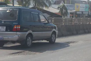 Quốc lộ 1 qua xã Hàm Thuận (tỉnh Lâm Đồng) dày đặc "ổ gà". Ảnh: TIẾN THẮNG