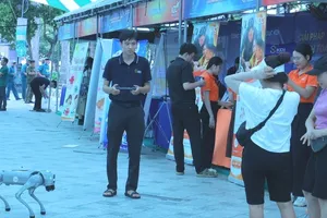 Người dân thích thú theo dõi chó robot di chuyển trên sân 