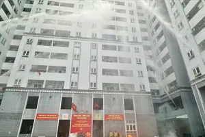 Diễn tập chữa cháy, cứu người tại chung cư Mỹ Phúc