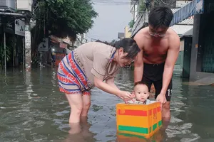 Mưa không kéo dài, nhiều tuyến đường ở TPHCM vẫn ngập sâu