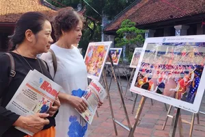 Du khách tham quan triển lãm “Hà Nội trong tôi” lần thứ 21. Ảnh: THU HÀ