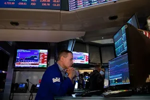 Nhân viên giao dịch theo dõi các chỉ số chứng khoán tại Sở Giao dịch Chứng khoán New York (NYSE). Ảnh: XINHUA 