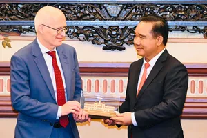 Chủ tịch Ủy ban nhân dân TPHCM Nguyễn Văn Được tại buổi tiếp đoàn Thị trưởng thành phố Hamburg (Đức). Ảnh: VIỆT DŨNG 