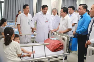 Chủ tịch Tổng Liên đoàn Lao động Việt Nam Nguyễn Anh Tuấn thăm hỏi bệnh nhân tại Bệnh viện Bạch Mai cơ sở 2 ở Ninh Bình. Ảnh: VĂN NHÌ