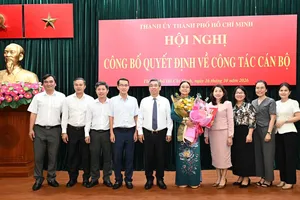 Ban Thường vụ Thành ủy TPHCM trao quyết định điều động cán bộ