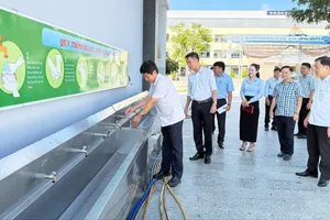 Đồng chí Nguyễn Phú Cường, Bí thư Đảng ủy, Chủ tịch HĐND xã giám sát công trình đầu tư công trên địa bàn xã