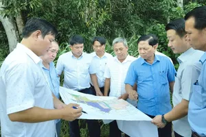 Đồng chí Lưu Văn Long, Bí thư Đảng ủy, Chủ tịch HĐND xã giám sát công trình đầu tư công và trật tự đô thị