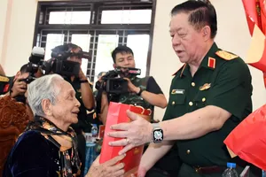 Đại tướng Nguyễn Trọng Nghĩa tặng quà tri ân Mẹ Việt Nam Anh hùng Võ Thị Út, tại xã Nhơn Ninh, tỉnh Tây Ninh