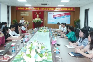 Báo SGGP trao tặng bản đồ Việt Nam cho tỉnh Hà Tĩnh