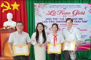 Ban Tổ chức trao giải cho các tác giả
