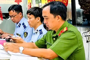 Quản lý thị trường tỉnh Vĩnh Long phối hợp Công an tỉnh kiểm tra một doanh nghiệp kinh doanh vàng trang sức, mỹ nghệ trên địa bàn. Ảnh: Công an Vĩnh Long