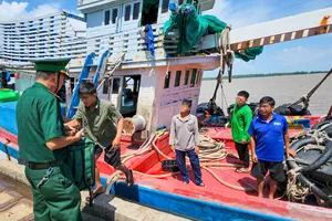Các ngư dân được các chiến sĩ Bộ đội Biên phòng hỗ trợ di chuyển lên bờ
