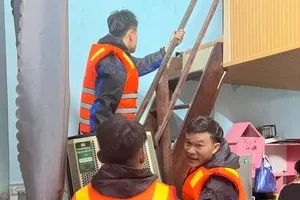 Ban Chỉ huy Quân sự phường Hòa Khánh giúp dân trong đêm