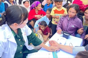 Khám bệnh, cấp phát thuốc miễn phí cho người dân ở biên giới Việt Nam - Lào